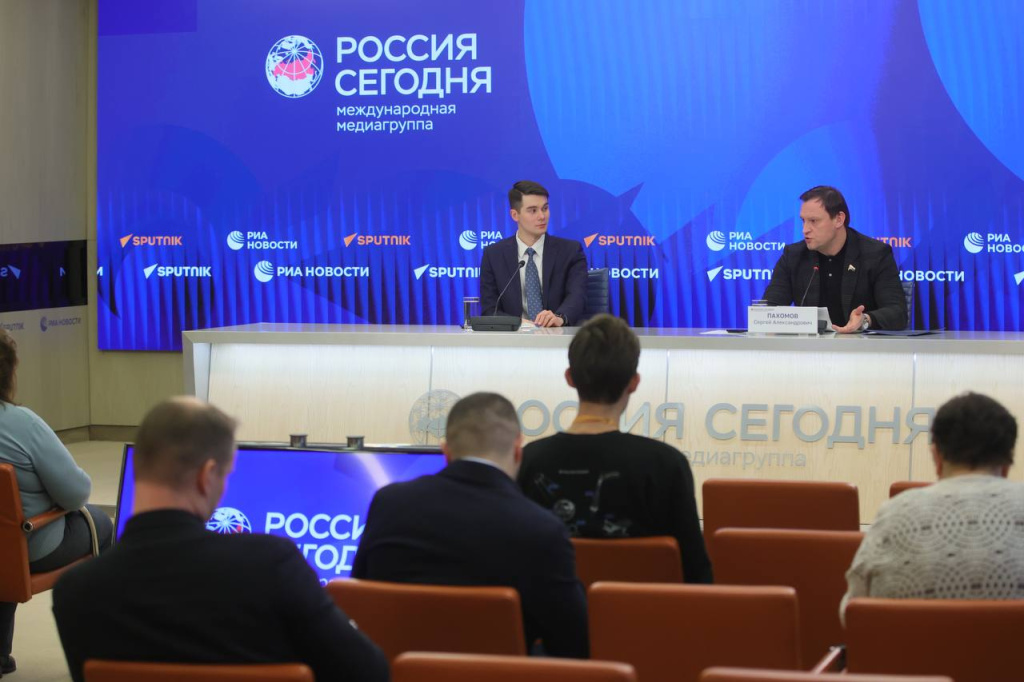Пресс-конференция председателя Комитета Государственной Думы Российской Федерации по строительству и ЖКХ Сергея Пахомова